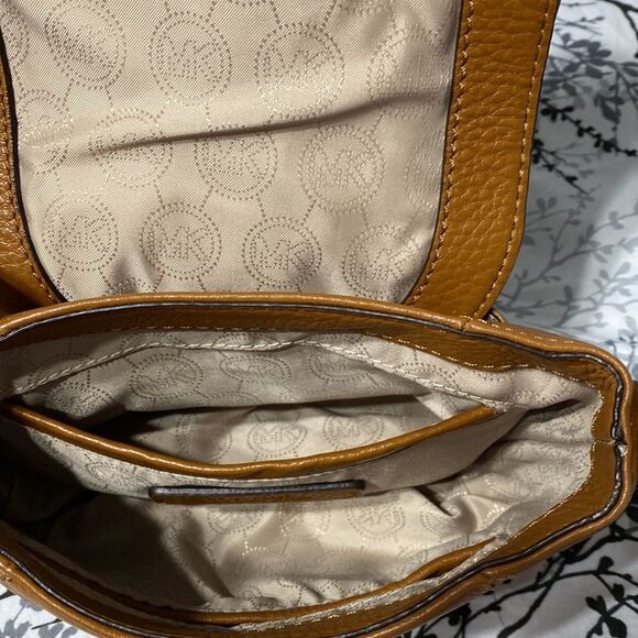 Michael Kors crossbody. - Picture 4 of 8